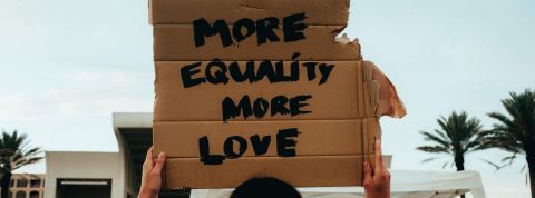 Cours suprême des Etats-Unis : après la révocation du droit à l'avortement, la fin du mariage homosexuel ? Pancarte : More Equality, More Love