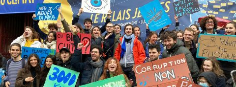 Jeunes avec des pancartes