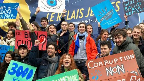 Jeunes avec des pancartes