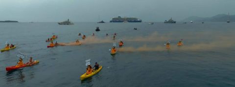 Cannes Lions : une flottille de kayaks Greenpeace interrompt un nouvel événement Kayak jaunes