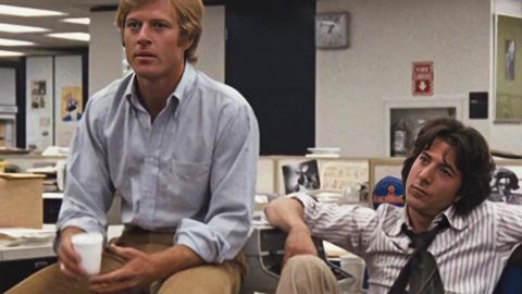 deux journalistes désbusés dans une salle de rédaction