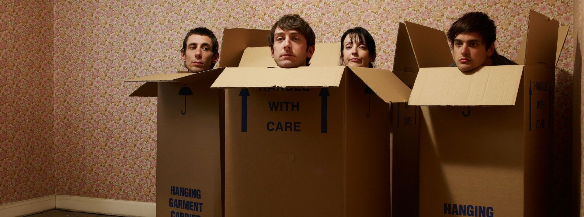 4 personnes dans des cartons