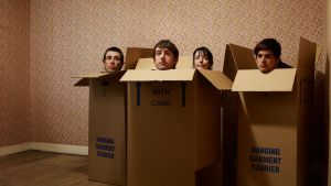4 personnes dans des cartons