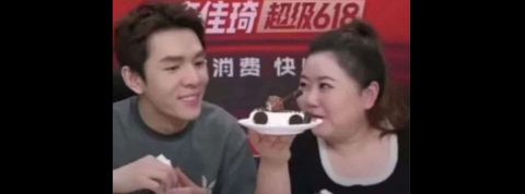 L'influenceur chinois « The Lipstick King » présente un gâteau de crème glacée en forme de char et disparait Gateau de crême glacée en forme de char