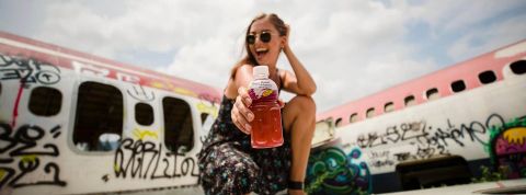 Le Mogu Mogu : une boisson à boire et à mâcher Jeune femme tenant une bouteille de Mogu Mogu dans ses mains