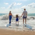 Famille sur une plage, face à la mer
