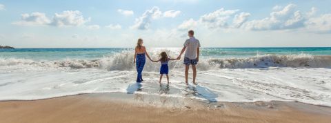 Pinterest, nous dévoile les tendances voyages de l’été 2022. Famille sur une plage, face à la mer