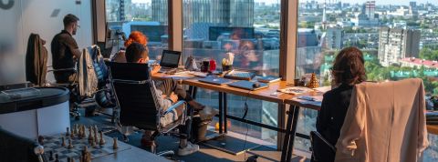 3 000 employés de 60 entreprises britanniques testent la semaine de 4 jours pendant 6 mois Employés au bureau