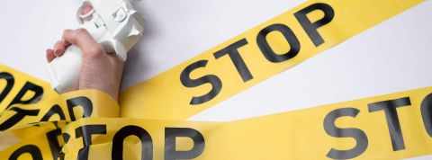 Des milliers d'employés de Salesforce, le plus grand employeur de San Francisco, exigent que l'entreprise cesse de travailler avec la NRA Arme à feu avec des rubans jaunes STOP