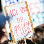 Pancarte manifestation : Act Now or Swimm Later