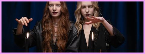Sur fond noir, deux femmes habillées en noir