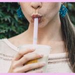 Jeune femme avec taches de rousseur buvant un bubble tea