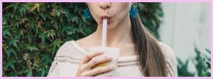 Jeune femme avec taches de rousseur buvant un bubble tea