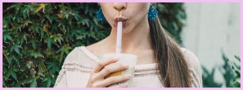 Bubble tea, poke bowl, on est fan... Pourquoi ? Jeune femme avec taches de rousseur buvant un bubble tea