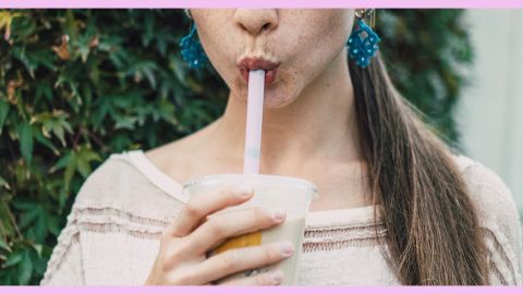 Jeune femme avec taches de rousseur buvant un bubble tea