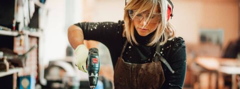 Monoprix teste un nouveau service de prêt gratuit, de divers produits pendant 48 heures « Je m’appelle reviens ». Femme avec une perceuse