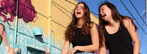 Quelle est la meilleure blague au monde ? Deux filles en train de rire