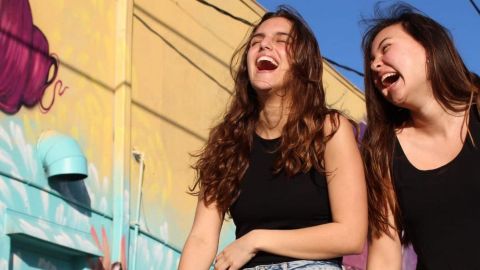 Deux filles en train de rire