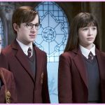 Quatre enfants en uniformes scolaires rouges