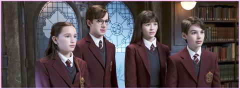 Les débats et idées reçues sur les HPI Quatre enfants en uniformes scolaires rouges