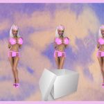 Sur fond rose et bleu, des femmes en maillot de bain rose