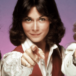 Trois femmes des années 70 qui pointent leur index en avant