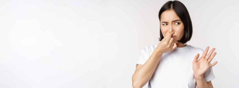 Etude Ifop : Les clichés sur le manque de propreté des Français sont-ils justifiés ? Jeune femme se pinçant le nez