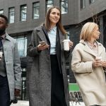 Groupes de personnes marchant dans la ville