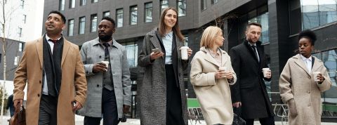 Les Français vont-ils quitter leur voiture ? Groupes de personnes marchant dans la ville