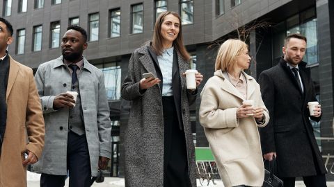 Groupes de personnes marchant dans la ville