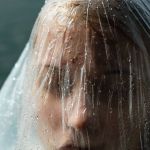 Jeune femme sous un plastique