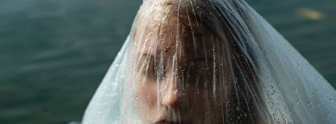 Le plastique recyclé, c'est du poison recyclé Jeune femme sous un plastique