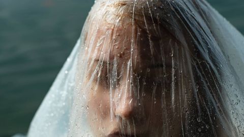 Jeune femme sous un plastique