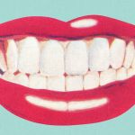 bouche sur fond blau