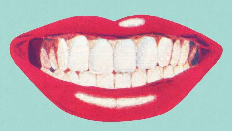bouche sur fond blau