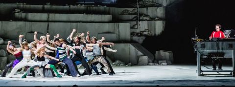 Room with a view, l'histoire d'un effondrement qui finit bien Une troupe de danse sur scène avec un DJ