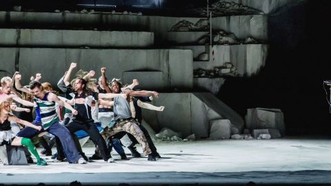 Une troupe de danse sur scène avec un DJ