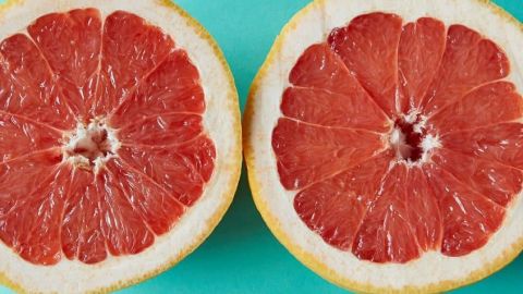 un pamplemousse coupé en deux