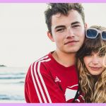 Un couple qui s'enlace sur une plage