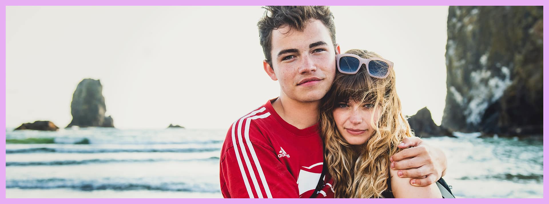 Un couple qui s'enlace sur une plage