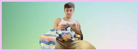 Les jeunes adorent les loisirs de vieux Un jeune homme en train de tricoter