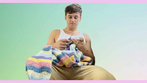 Un jeune homme en train de tricoter