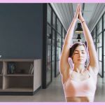 Une femme fait du yoga dans un bureau vide