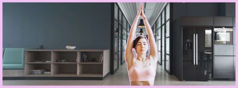 Ils vivent leur meilleure vie au bureau le vendredi Une femme fait du yoga dans un bureau vide