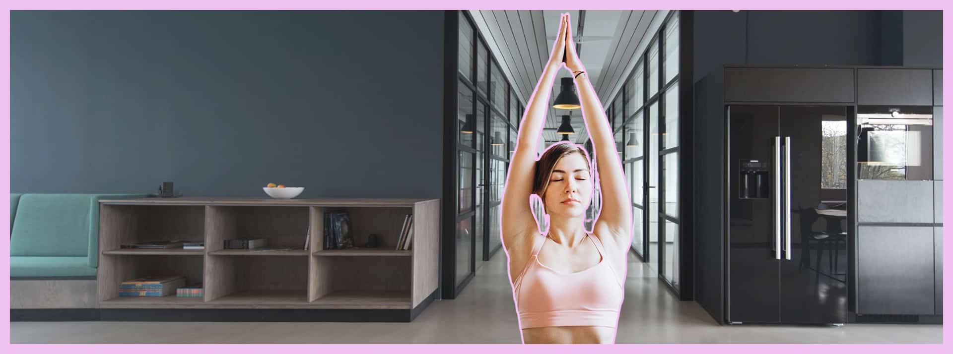 Ils vivent leur meilleure vie au bureau le vendredi - L'ADN Une femme fait du yoga dans un bureau vide