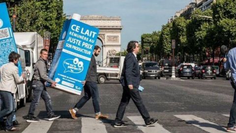 Nicolas Chabanne traversant les Champs Elysées suivi d'une bouteille de lait  - c'est qui le patron - 