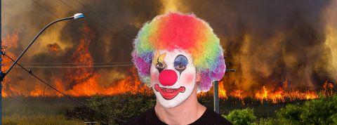 Malheurs Actuels, le « Gorafi du climat » : le dérèglement du climat aussi peut être drôle Clown du mème sur fond d'incendie