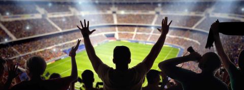 Le football est autant impacté par les évolutions climatiques et environnementales qu’impactant pour l’environnement. Supporters dans un stade de football