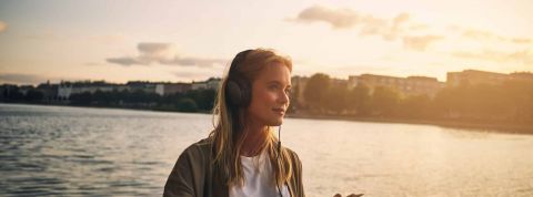 Jeune femme se baladant avec des écouteurs Jeune femme se baladant avec des écouteurs