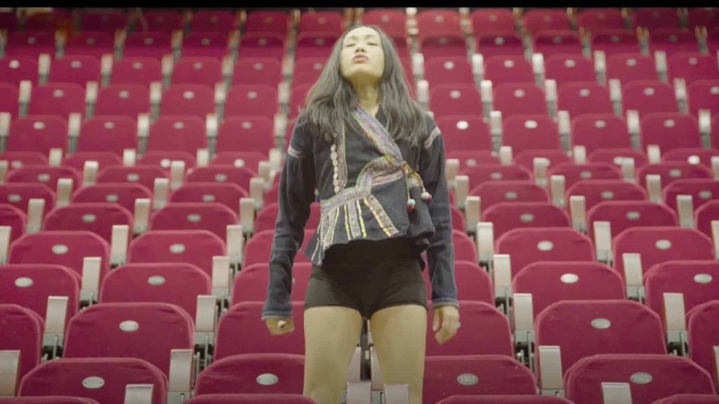 femme debout devant des tribunes